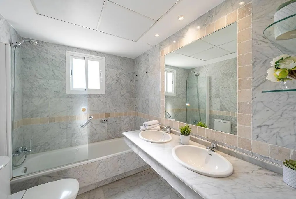 Townhouse W/ Swimming Pool And Underground Parking Villa Marbella