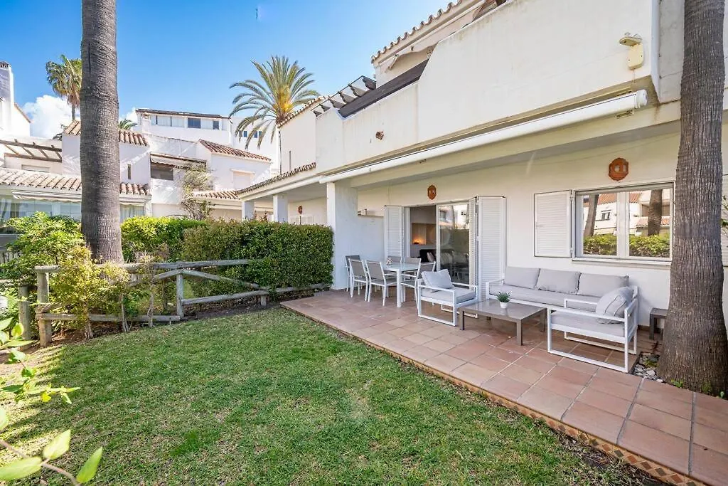 Townhouse W/ Swimming Pool And Underground Parking Villa Marbella